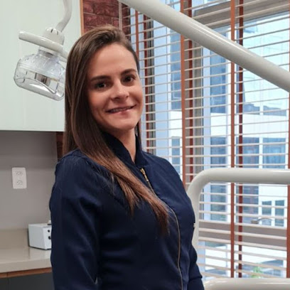 Foto de Camila Guimarães, Implantodontista em Rio de Janeiro