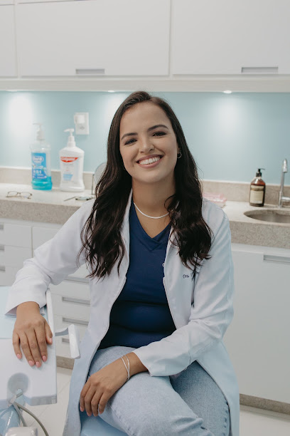 Foto de Dra Karoliny de Oliveira, Protesista em Araruama